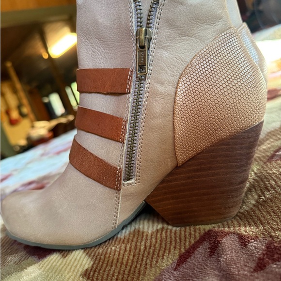 OTBT Lasso Booties Size 8.5 Color “Pecan” still in box and never worn - Picture 8 of 9